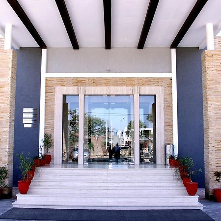 Continent Hotel Nawanshahr Nawashahr ภายนอก รูปภาพ